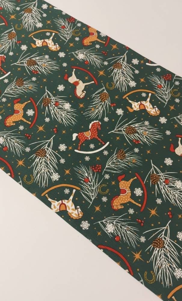 Nadstolnjak sa dizajnom novogodišnjih konjića